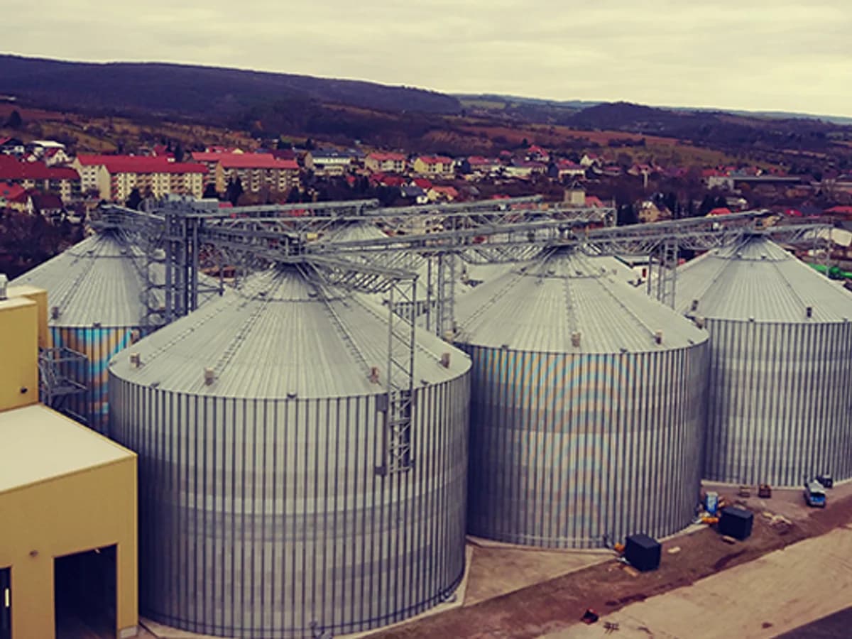 Planta de almacenamiento de granos con silos metálicos