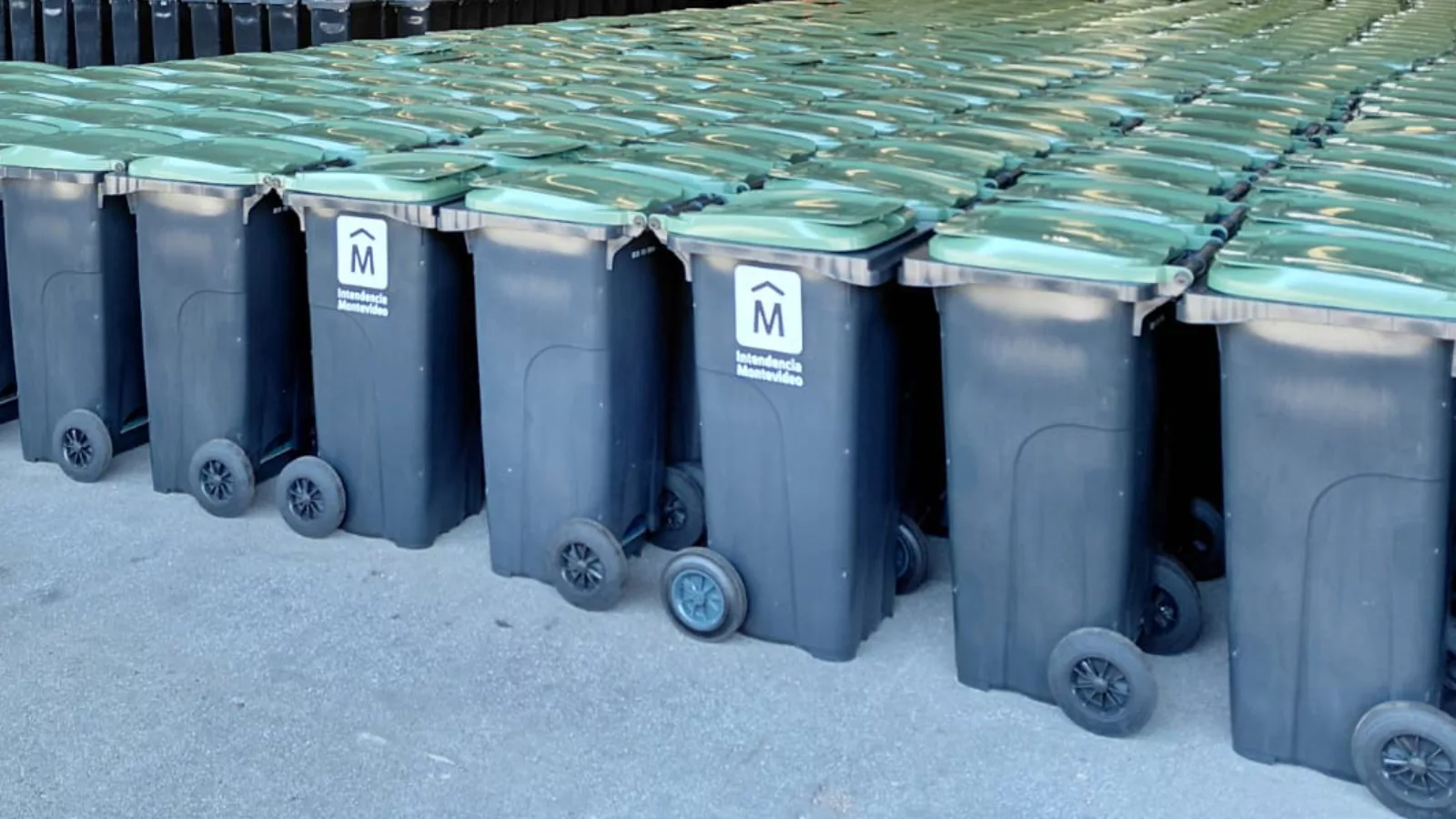 Contenedores y equipamiento urbano en operación.