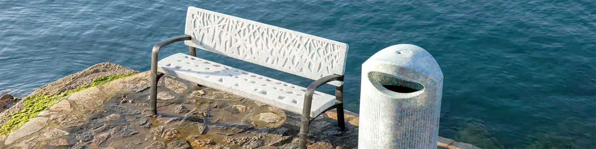 Banco y papelera Eco-Friendly Fábregas frente al mar