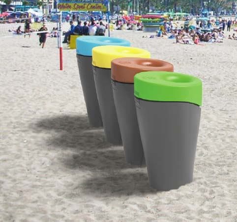 Papeleras Alvium Beach instaladas en arena en distintos colores