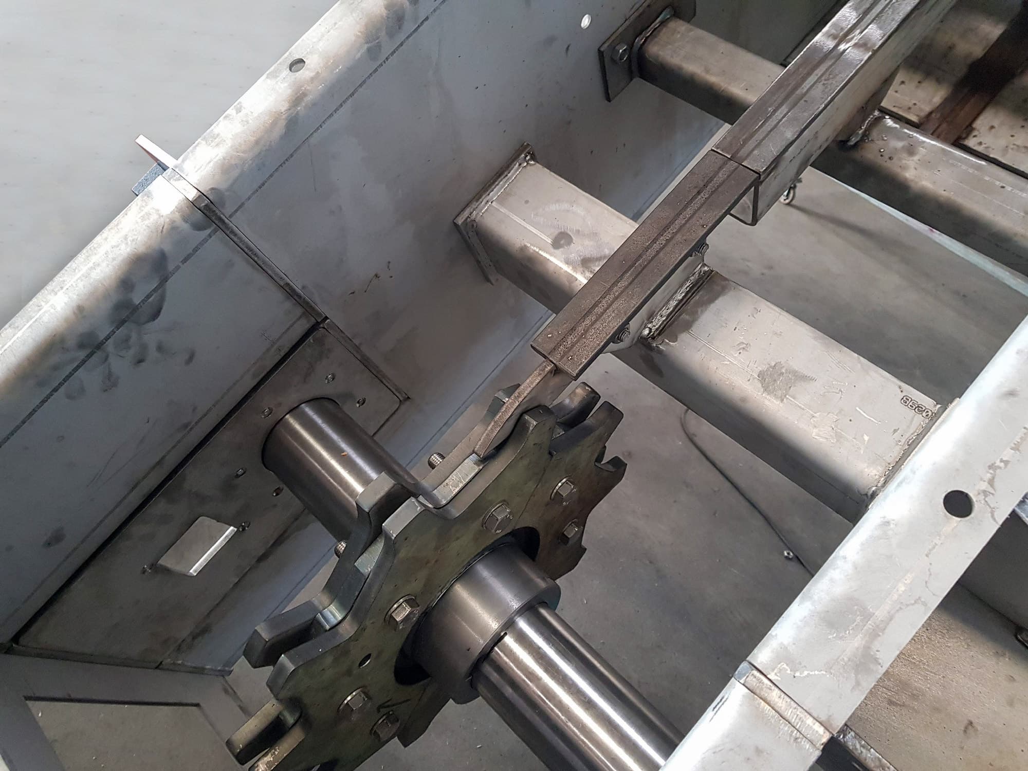 Piñón y cadena instalados en un transportador Redler TCTR