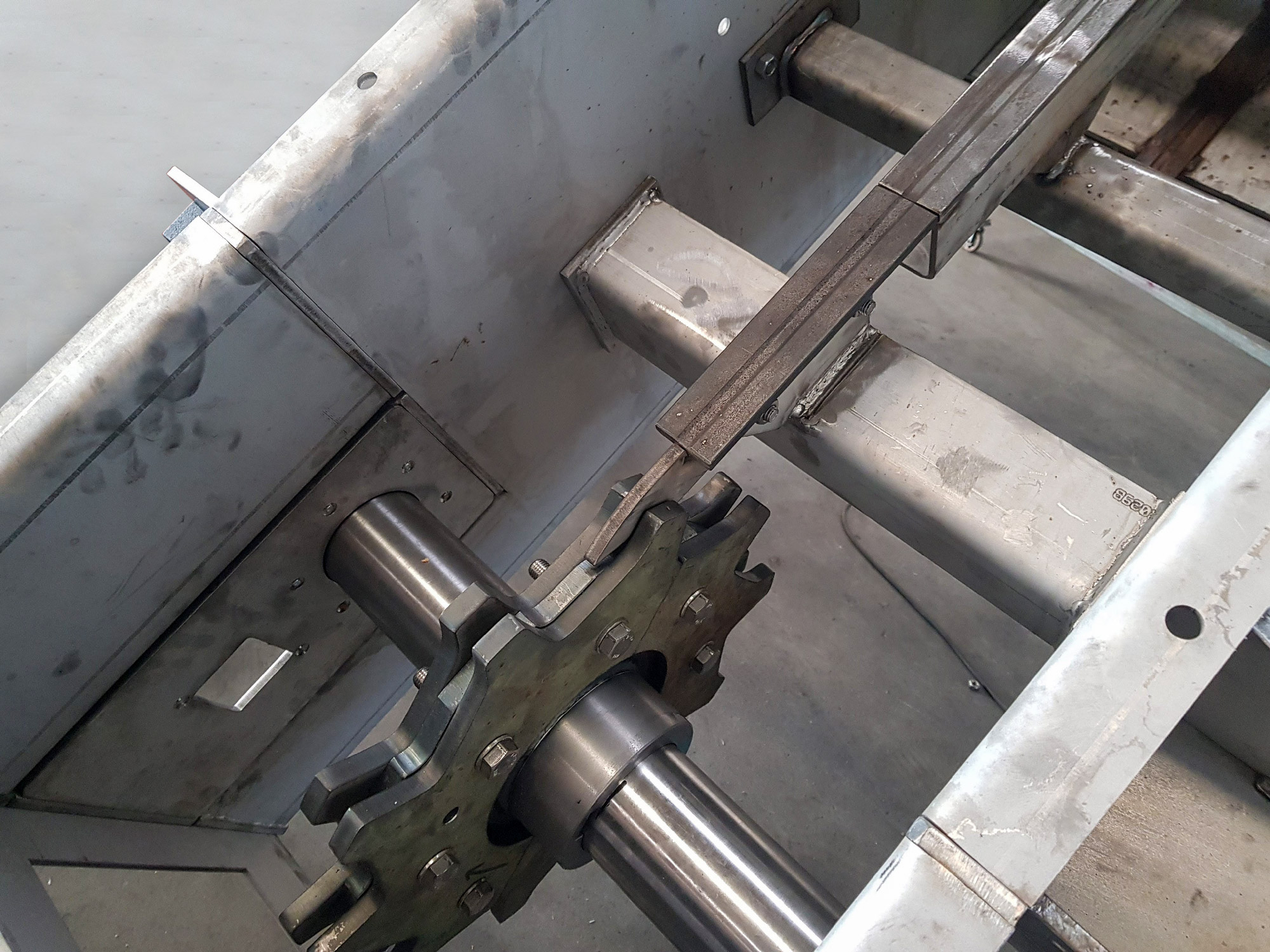 Piñón y cadena instalados en un transportador Redler TCTR