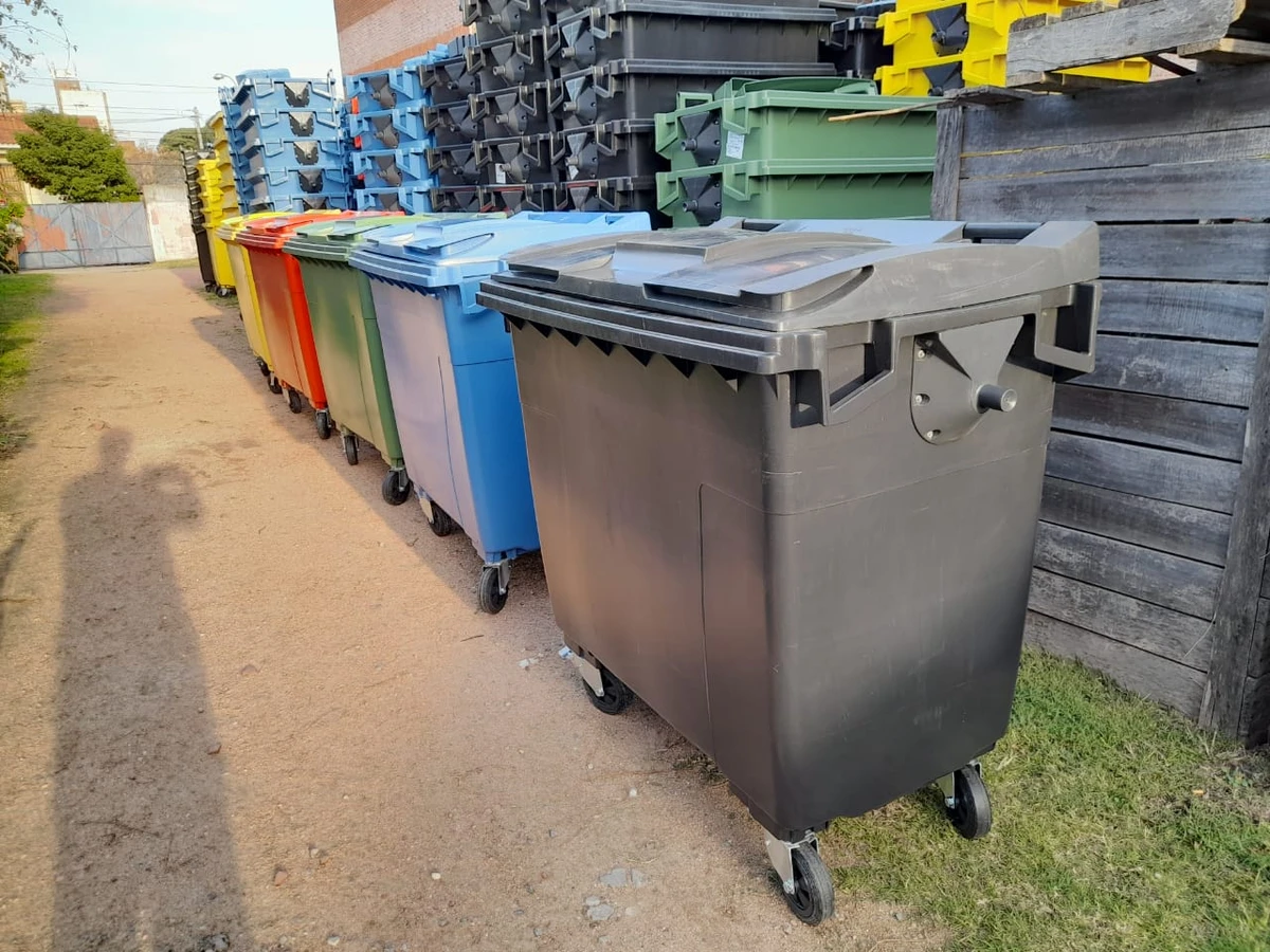 Referencia de contenedor SULO de 770 litros gris; configuración de ruedas a confirmar.