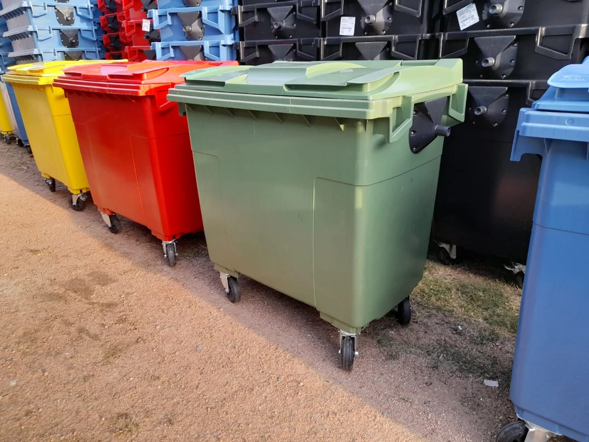 Referencia de contenedor SULO de 770 litros verde; configuración de ruedas a confirmar.